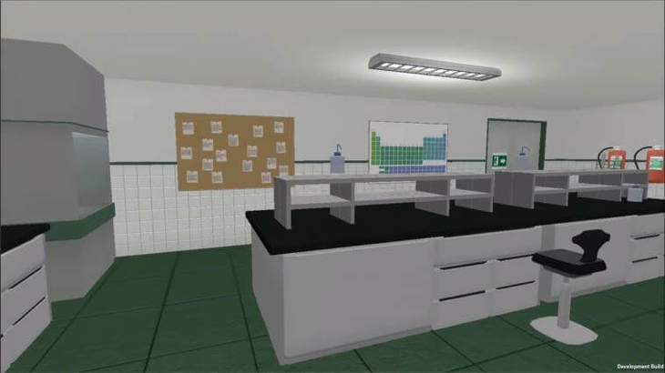 Tela do jogo LabTecA. Um laboratório de química. Ao lado esquerdo, um armário cinza com gavetas e uma capela. Em frente ao armário, duas bancadas de topo preto, com gavetas cinzas. Sobre a bancada, pissetas de bico azul. Em frente à bancada, uma cadeira preta. Ao lado direito da bancada, dois extintores de incêndio vermelhos. Na parede ao fundo, do lado esquerdo, um quadro de cortiça com papéis afixados. Ao lado direito deste, a tabela periódica. Ao lado desta, uma porta de vidro com um adesivo verde e branco com sinalização de saída. Nas paredes brancas, do chão até a metade da altura, azulejos brancos. Piso verde.